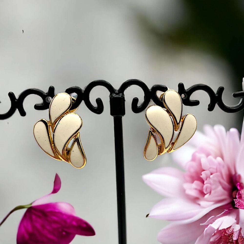 Vintage FM 1980s Gold-Tone White Enamel Leaf 7/8 Inch Earrings!